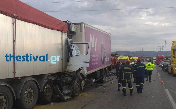 Σύγκρουση φορτηγών στα διόδια Ωραιοκάστρου -1 νεκρός (εικόνες)